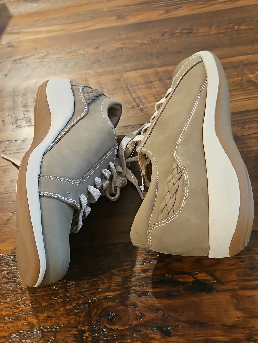 NWOB aetrex  Dana Women’s Taupe Casual Lace-Up Oxford  /Sneaker
